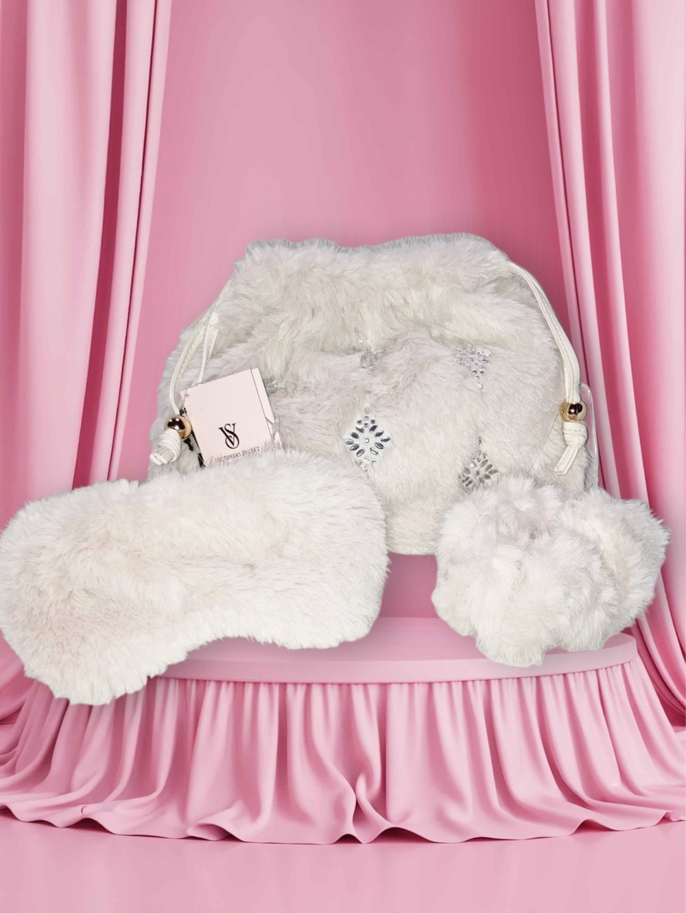 NWT VICTORIA'S SECRET Luxe Plush 3-Piece Gift Set Creme Bag Scrunchie Eye Mask💎